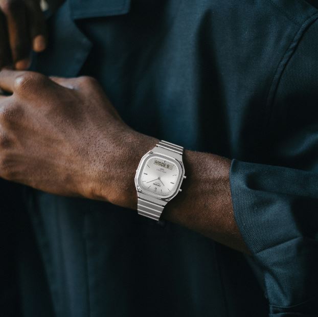 
                      
                        Casio Vintage AQ-240E-7AEF
                      
                    